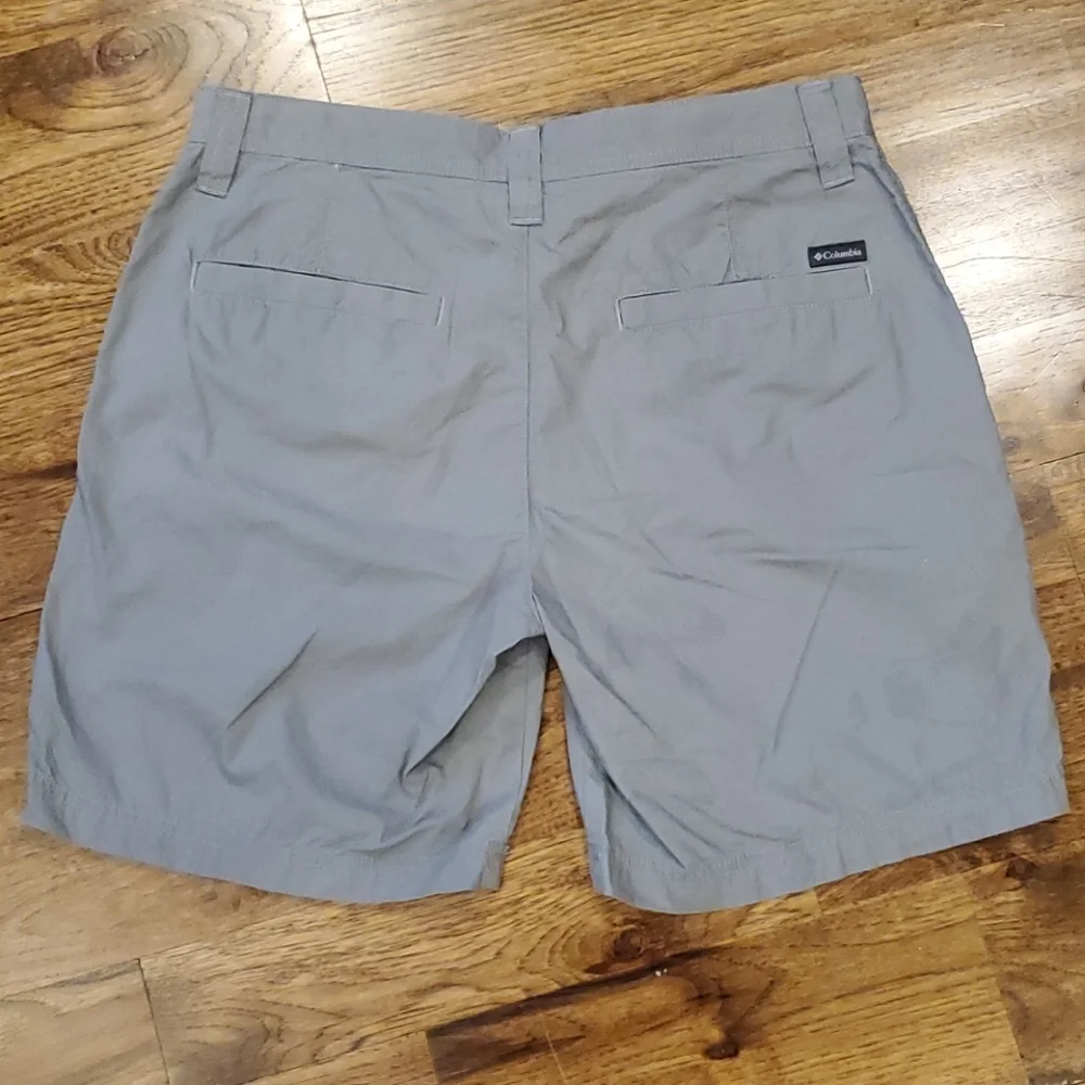 Mens Columbia gray lightweight shorts size 32